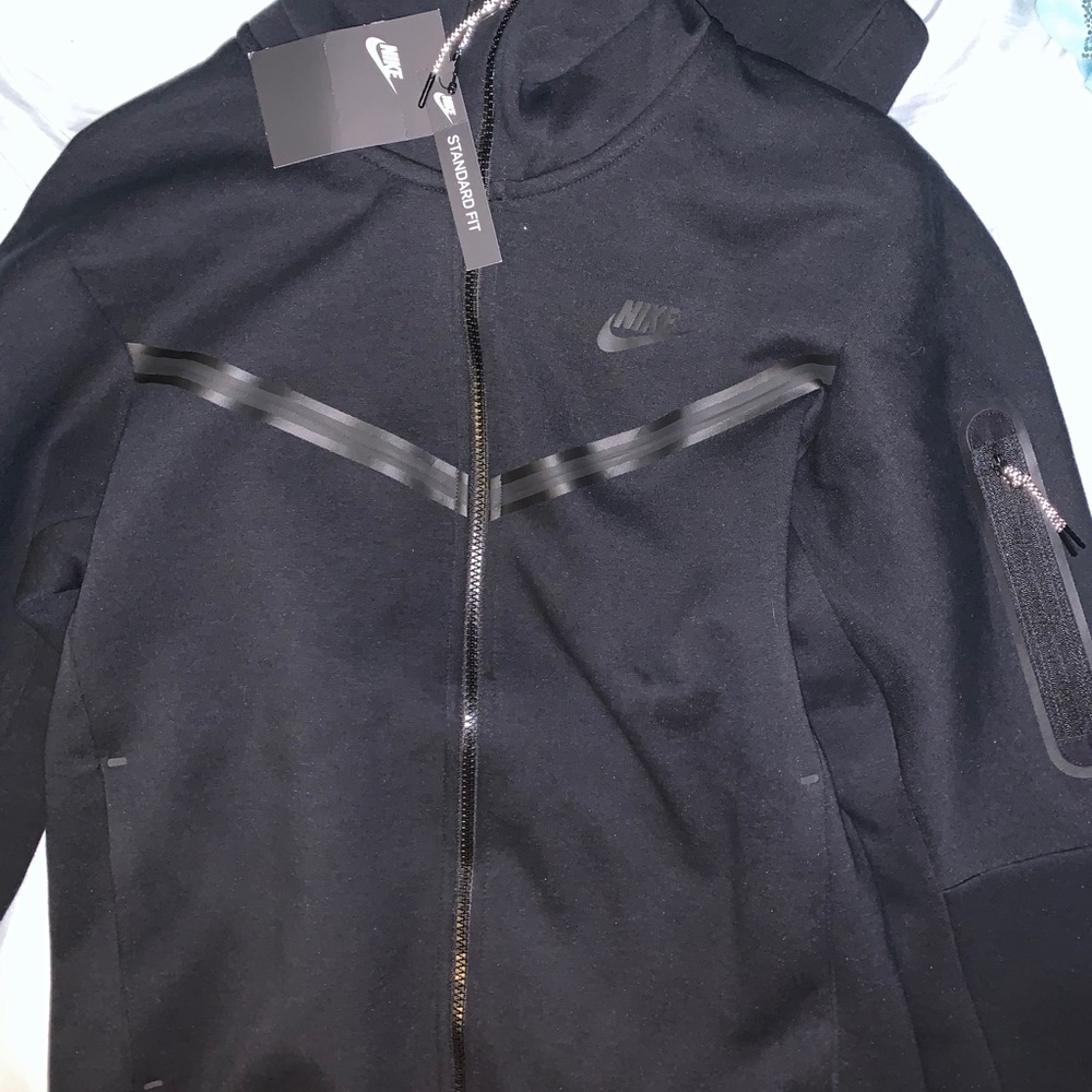 BRAND NEW NIKE TECH SWEATER